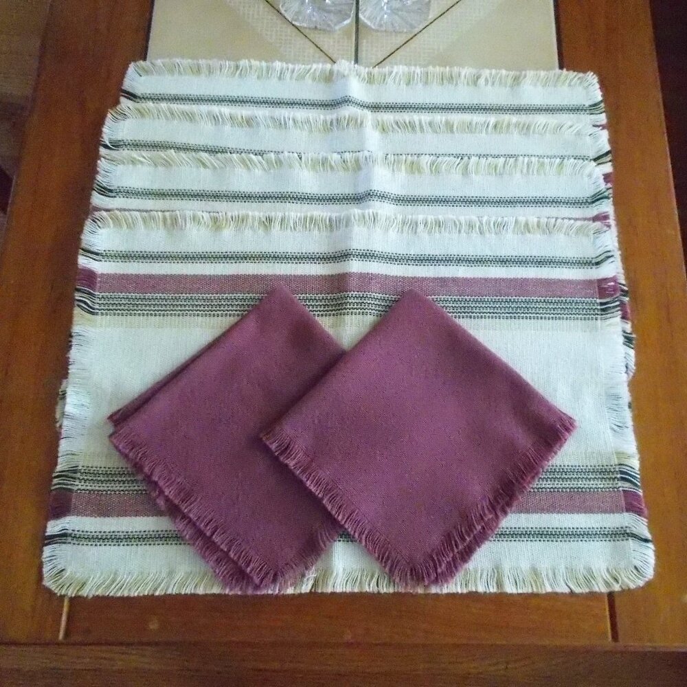Set of 4 woven placemats and 2 woven napkins
